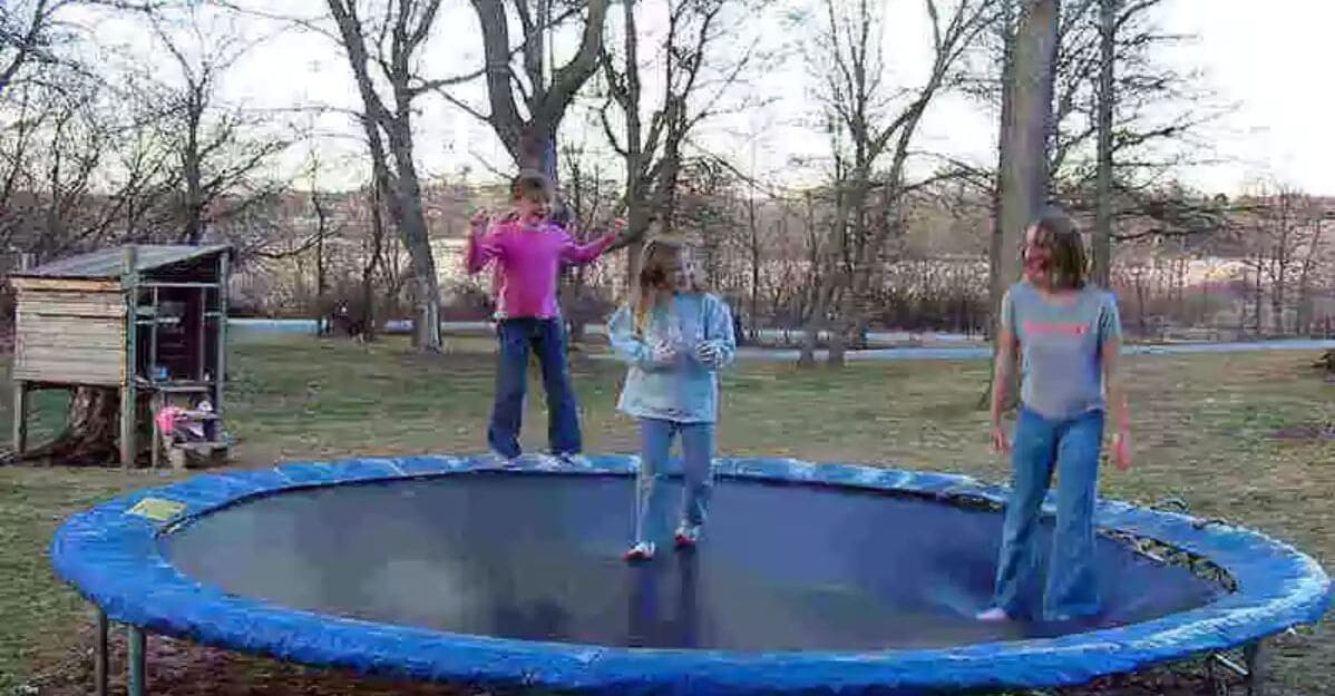 How to Make a Trampoline Fort - Guide