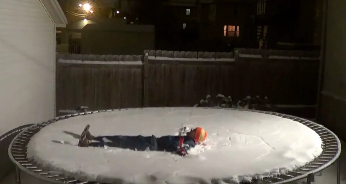 How much snow can a trampoline hold